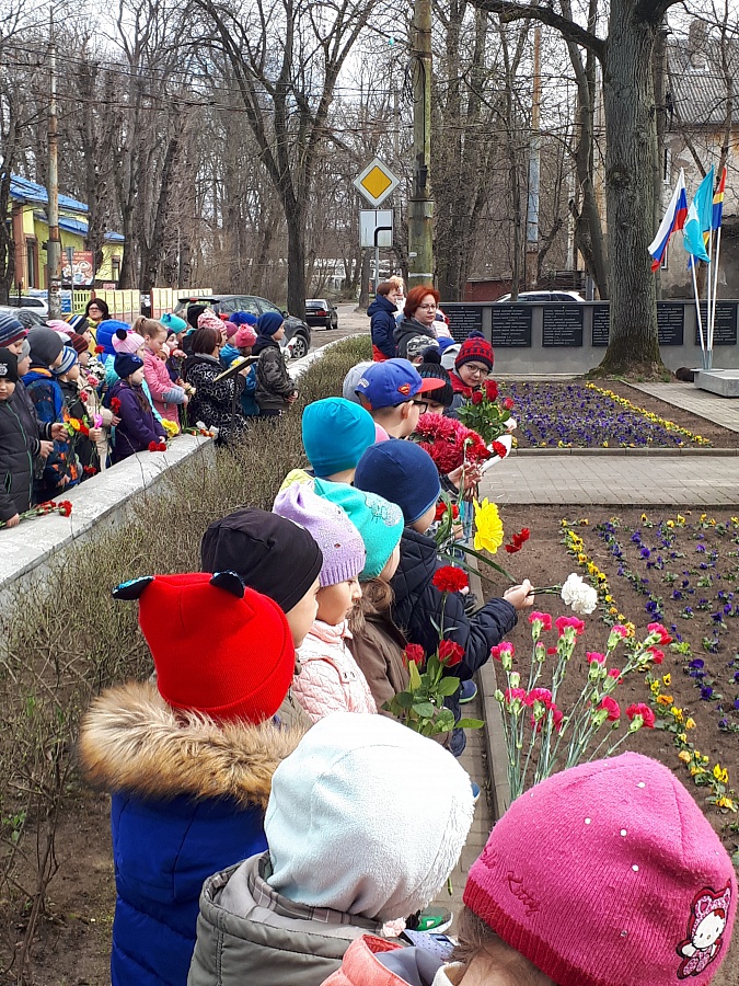 Возложение цветов к памятнику погибшим в Великой Отечественной Войне