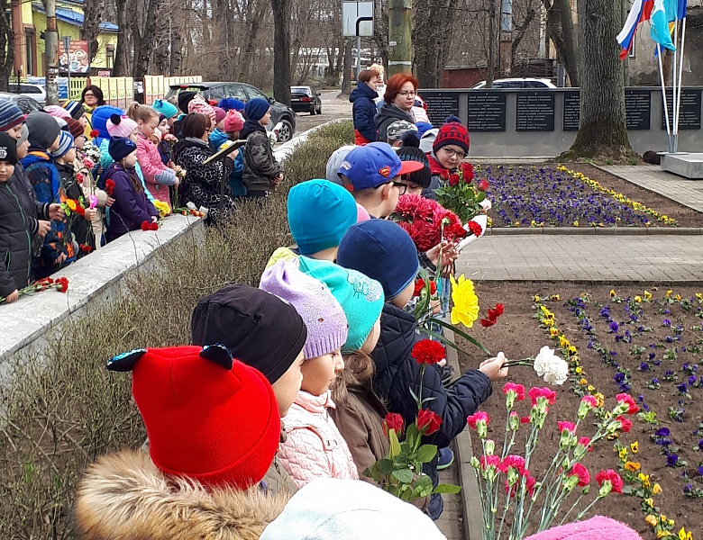 Возложение цветов к памятнику погибшим в Великой Отечественной Войне
